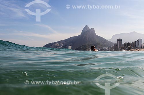  Surfista na Praia de Ipanema com o Morro Dois Irmãos ao fundo  - Rio de Janeiro - Rio de Janeiro (RJ) - Brasil