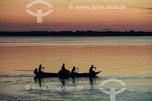  Ribeirinhos no pôr do sol do Rio Negro  - Manaus - Amazonas (AM) - Brasil