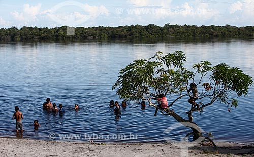  Crianças ribeirinhas tomando banho no Rio Negro  - Manaus - Amazonas (AM) - Brasil
