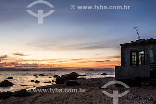  Casa às margens da Praia do Ribeirão da Ilha com o pôr do sol  - Florianópolis - Santa Catarina (SC) - Brasil
