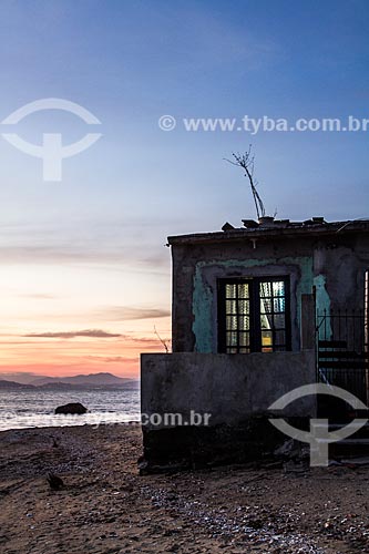  Casa às margens da Praia do Ribeirão da Ilha com o pôr do sol  - Florianópolis - Santa Catarina (SC) - Brasil
