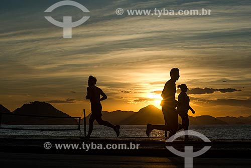  Pessoas correndo no calçadão durante o amanhecer na Praia de Copacabana - Posto 6  - Rio de Janeiro - Rio de Janeiro (RJ) - Brasil