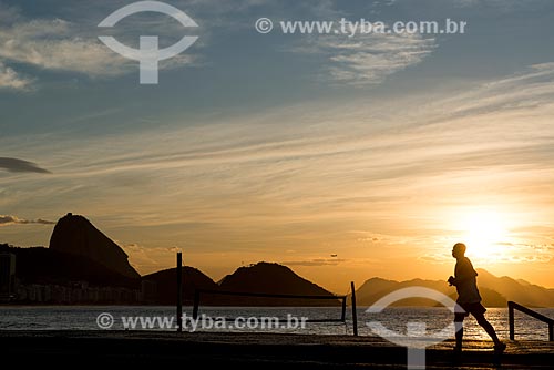  Pessoas correndo no calçadão durante o amanhecer na Praia de Copacabana - Posto 6  - Rio de Janeiro - Rio de Janeiro (RJ) - Brasil