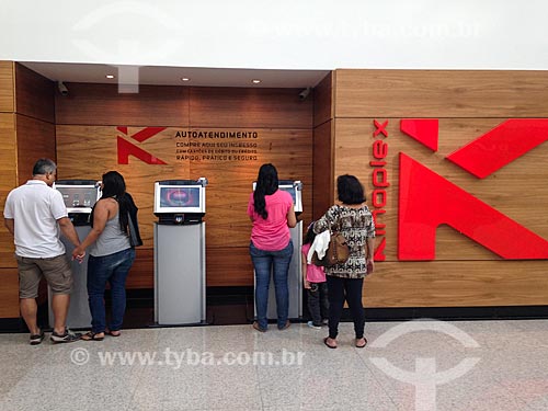  Pessoas utilizando terminais de autoatendimento na compra de ingressos para o cinema
  - Rio de Janeiro - Rio de Janeiro (RJ) - Brasil