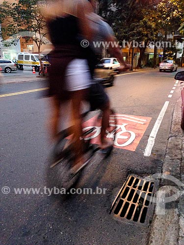  Ciclista em ciclofaixa na Rua das Laranjeiras  - Rio de Janeiro - Rio de Janeiro (RJ) - Brasil