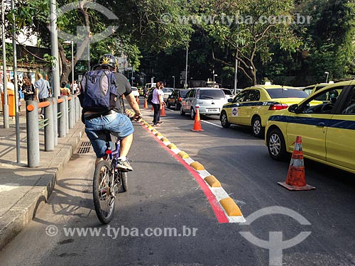  Ciclista em ciclofaixa na Rua das Laranjeiras  - Rio de Janeiro - Rio de Janeiro (RJ) - Brasil