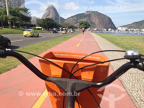  Ciclista na ciclovia do Aterro do Flamengo com o Pão de Açúcar ao fundo  - Rio de Janeiro - Rio de Janeiro (RJ) - Brasil