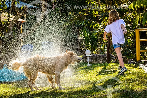  Cachorro se sacudindo para se secar  - Bocaina de Minas - Minas Gerais (MG) - Brasil