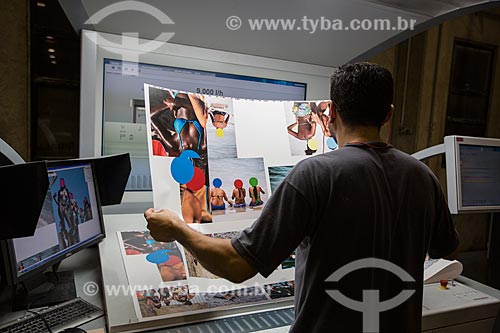  Gráfico em processo de pré-impressão - impressão do livro Ninguém é de Ninguém do fotógrafo Rogério Reis  - São Paulo - São Paulo (SP) - Brasil