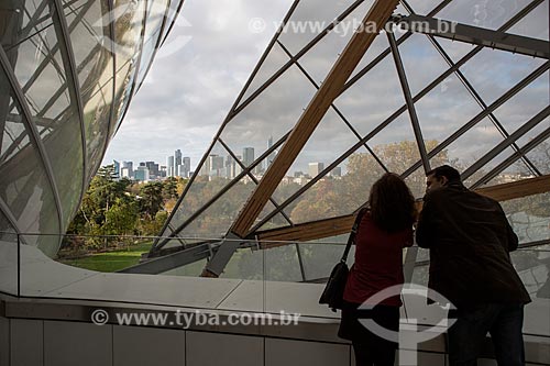  Casal observando a paisagem a partir da Fundação Louis Vuitton  - Paris - Paris - França