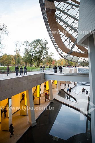  Turistas no interior da Fundação Louis Vuitton (2014)  - Paris - Paris - França