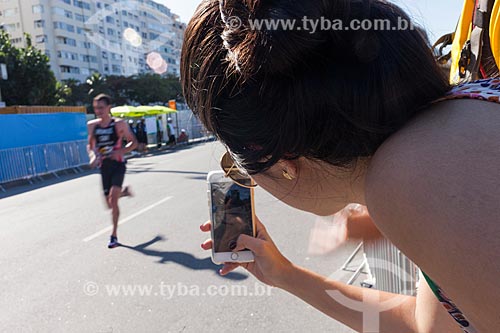  Mulher fotografando atleta durante corrida em competição de triatlo - evento-teste para Jogos Olímpicos - Rio 2016 - na orla da Praia de Copacabana  - Rio de Janeiro - Rio de Janeiro (RJ) - Brasil