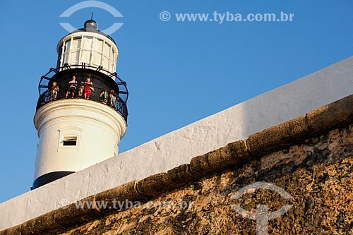  Turistas no Forte de Santo Antônio da Barra (1702) para observar o pôr do sol  - Salvador - Bahia (BA) - Brasil