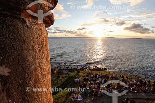  Turistas próximo ao Forte de Santo Antônio da Barra (1702) para observar o pôr do sol  - Salvador - Bahia (BA) - Brasil