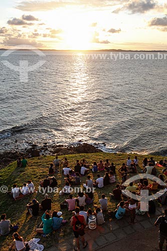  Turistas próximo ao Forte de Santo Antônio da Barra (1702) para observar o pôr do sol  - Salvador - Bahia (BA) - Brasil