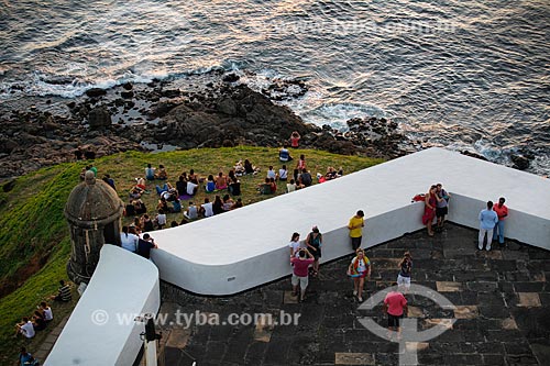  Turistas no Forte de Santo Antônio da Barra (1702) para observar o pôr do sol  - Salvador - Bahia (BA) - Brasil