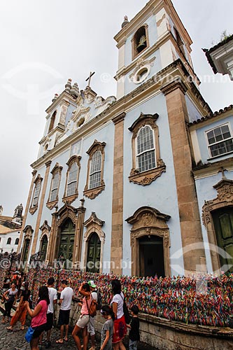  Fitinhas coloridas nas grades da Igreja de Nossa Senhora do Rosário dos Pretos (século XVIII) no Pelorinho  - Salvador - Bahia (BA) - Brasil
