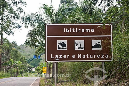  Placa indicando os atrativos turísticos na entrada da cidade de Ibitirama  - Ibitirama - Espírito Santo (ES) - Brasil