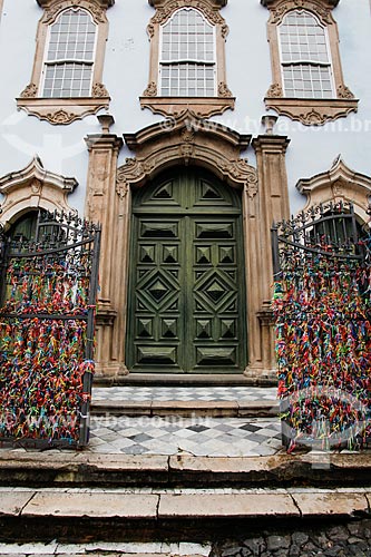  Fitinhas coloridas nas grades da Igreja de Nossa Senhora do Rosário dos Pretos (século XVIII) no Pelorinho  - Salvador - Bahia (BA) - Brasil