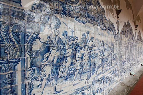  Detalhe de azulejo português no interior do cláustro do Convento e Igreja de São Francisco (Século XVIII)  - Salvador - Bahia (BA) - Brasil