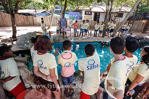  Crianças observando o aquário do Projeto TAMAR  - Mata de São João - Bahia (BA) - Brasil