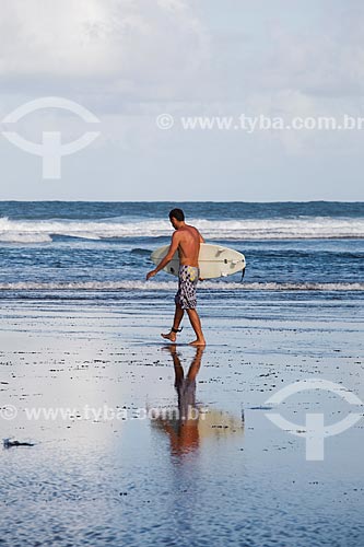  Surfista na Praia das Piscinas Naturais  - Mata de São João - Bahia (BA) - Brasil