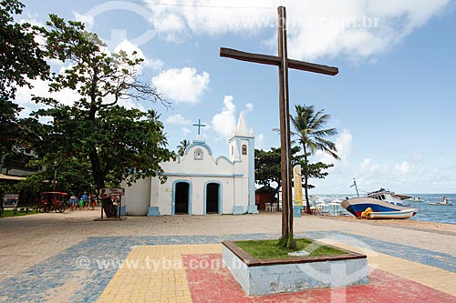  Cruzeiro com a Igreja de São Francisco ao fundo  - Mata de São João - Bahia (BA) - Brasil