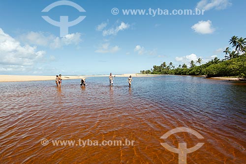 Turistas no Rio Timeantube  - Mata de São João - Bahia (BA) - Brasil
