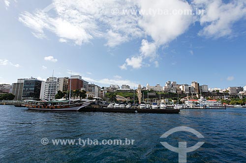  Lanchas atracadas no Terminal Turístico Náutico da Bahia com a cidade alta ao fundo  - Salvador - Bahia (BA) - Brasil
