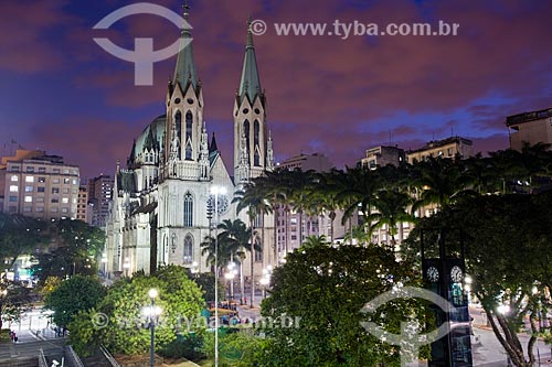 Praça da Sé com a Catedral da Sé (1954) ao anoitecer - Catedral Metropolitana Nossa Senhora da Assunção  - São Paulo - São Paulo (SP) - Brasil