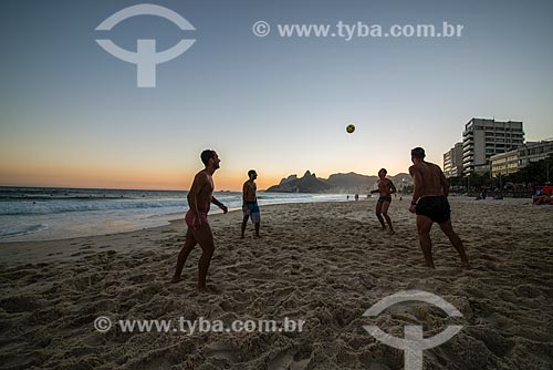  Pessoas jogando futebol na orla da Praia de Ipanema com Morro Dois Irmãos ao fundo  - Rio de Janeiro - Rio de Janeiro (RJ) - Brasil