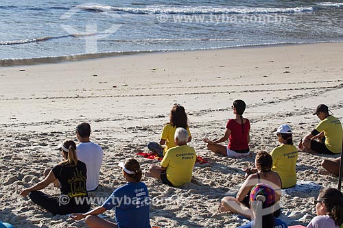  Praticantes de meditação na Praia de Copacabana  - Rio de Janeiro - Rio de Janeiro (RJ) - Brasil