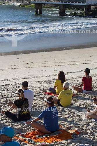  Praticantes de meditação na Praia de Copacabana  - Rio de Janeiro - Rio de Janeiro (RJ) - Brasil