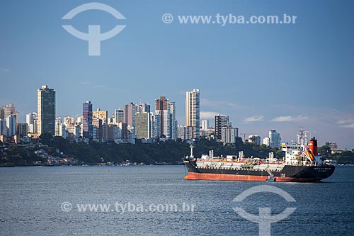  Navio na Baía de Todos os Santos e cidade alta ao fundo  - Salvador - Bahia (BA) - Brasil