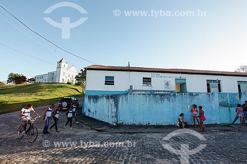  Escola Municipal Doutor Luiz Navarro de Brito com a Igreja de Nossa Senhora do Rosário ao fundo  - Cairu - Bahia (BA) - Brasil