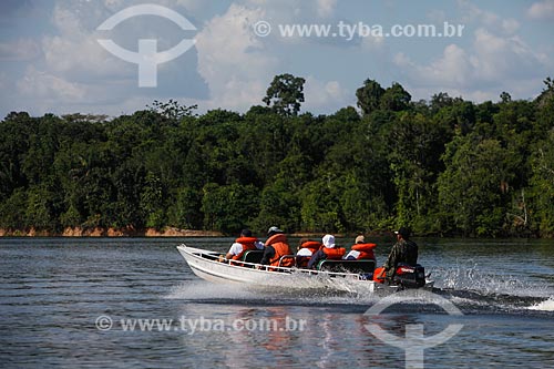  Barco com turistas no Rio Uatumã  - São Sebastião do Uatumã - Amazonas (AM) - Brasil