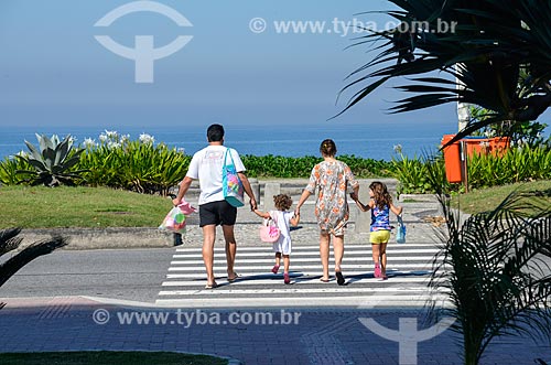  Família chegando a Praia da Barra da Tijuca  - Rio de Janeiro - Rio de Janeiro (RJ) - Brasil