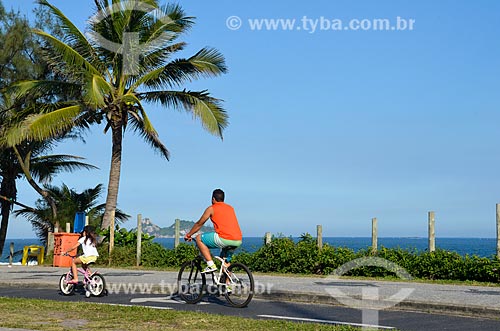  Pai e filha andando de bicicleta na ciclovia da Praia da Barra da Tijuca  - Rio de Janeiro - Rio de Janeiro (RJ) - Brasil