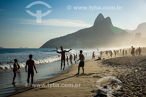  Banhistas na Praia de Ipanema com o Morro Dois Irmãos ao fundo  - Rio de Janeiro - Rio de Janeiro (RJ) - Brasil