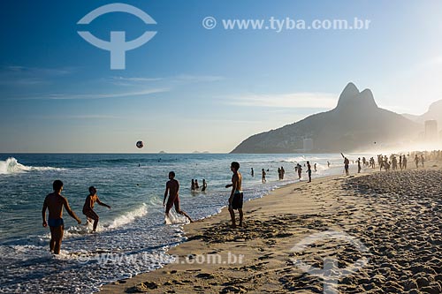  Banhistas na Praia de Ipanema com o Morro Dois Irmãos ao fundo  - Rio de Janeiro - Rio de Janeiro (RJ) - Brasil