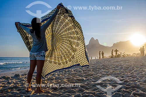  Banhista na Praia de Ipanema com Morro Dois Irmãos ao fundo  - Rio de Janeiro - Rio de Janeiro (RJ) - Brasil