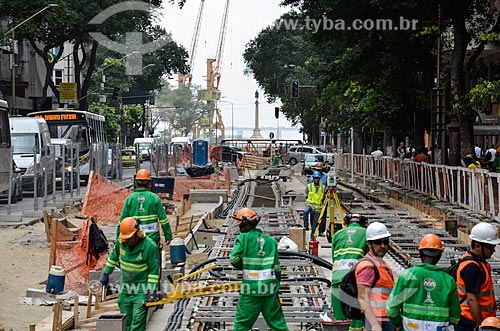  Obras para implantação do VLT (Veículo Leve Sobre Trilhos) na Avenida Rio Branco com o Monumento à Visconde de Mauá ao fundo  - Rio de Janeiro - Rio de Janeiro (RJ) - Brasil