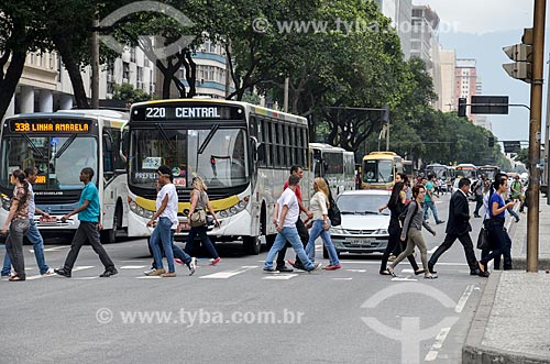  Pedestres atravessando a Avenida Presidente Vargas  - Rio de Janeiro - Rio de Janeiro (RJ) - Brasil