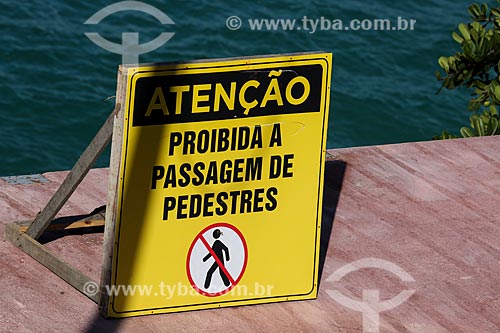  Placa com os dizeres: Proibida a passagem de pedestres no canteiro de obras da construção da ciclovia nda Avenida Niemeyer  - Rio de Janeiro - Rio de Janeiro (RJ) - Brasil