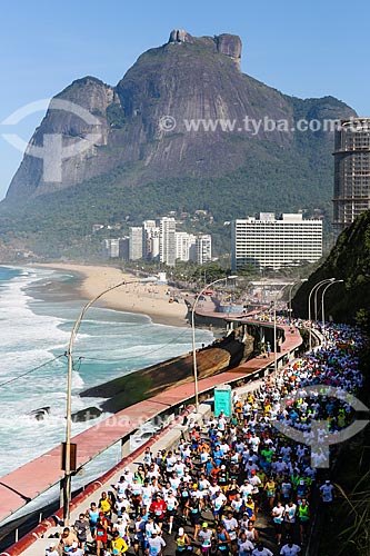  Atletas na Avenida Niemeyer durante a Meia Maratona Internacional do Rio de Janeiro com a Pedra da Gávea ao fundo  - Rio de Janeiro - Rio de Janeiro (RJ) - Brasil