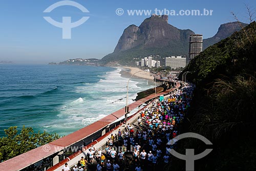  Atletas na Avenida Niemeyer durante a Meia Maratona Internacional do Rio de Janeiro com a Pedra da Gávea ao fundo  - Rio de Janeiro - Rio de Janeiro (RJ) - Brasil