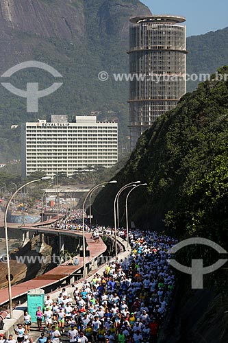  Atletas na Avenida Niemeyer durante a Meia Maratona Internacional do Rio de Janeiro com o Royal Tulip Rio de Janeiro Hotel e o Hotel Nacional ao fundo  - Rio de Janeiro - Rio de Janeiro (RJ) - Brasil