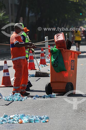  Gari recolhendo copos de água deixados após a Meia Maratona Internacional do Rio de Janeiro  - Rio de Janeiro - Rio de Janeiro (RJ) - Brasil