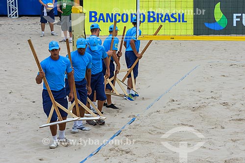  Voluntários trabalhando durante o Rio Open - etapa do Circuito Mundial - evento-teste para os Jogos Olímpicos - Rio 2016 - na Praia de Copacabana  - Rio de Janeiro - Rio de Janeiro (RJ) - Brasil