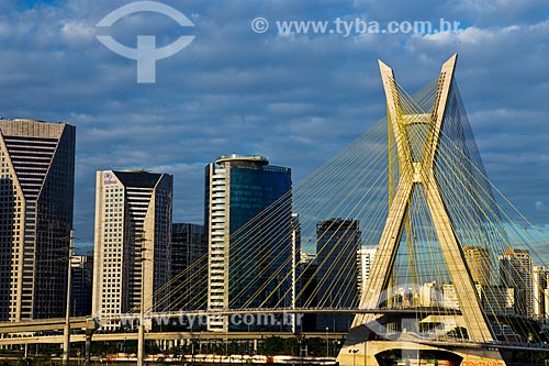  Vista da Ponte Octávio Frias de Oliveira (2008) sobre o Rio Pinheiros com prédios ao fundo  - São Paulo - São Paulo (SP) - Brasil